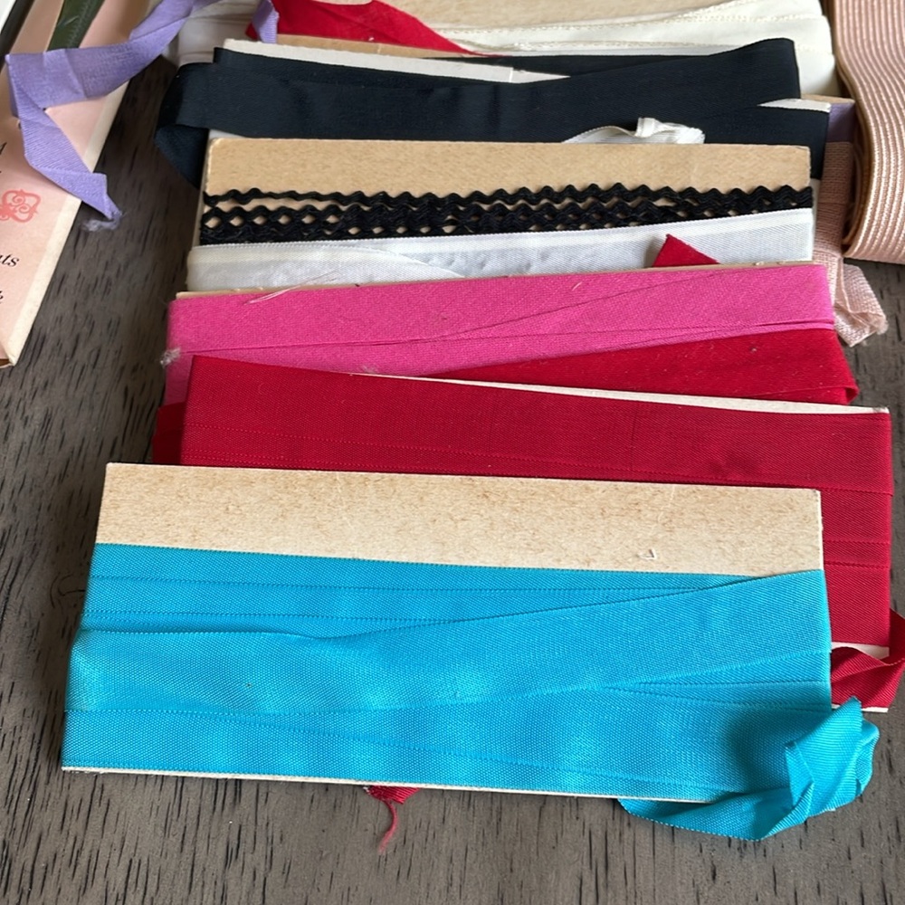 Lot of 38 Miscellaneous Sewing Items - Picture 9 of 11